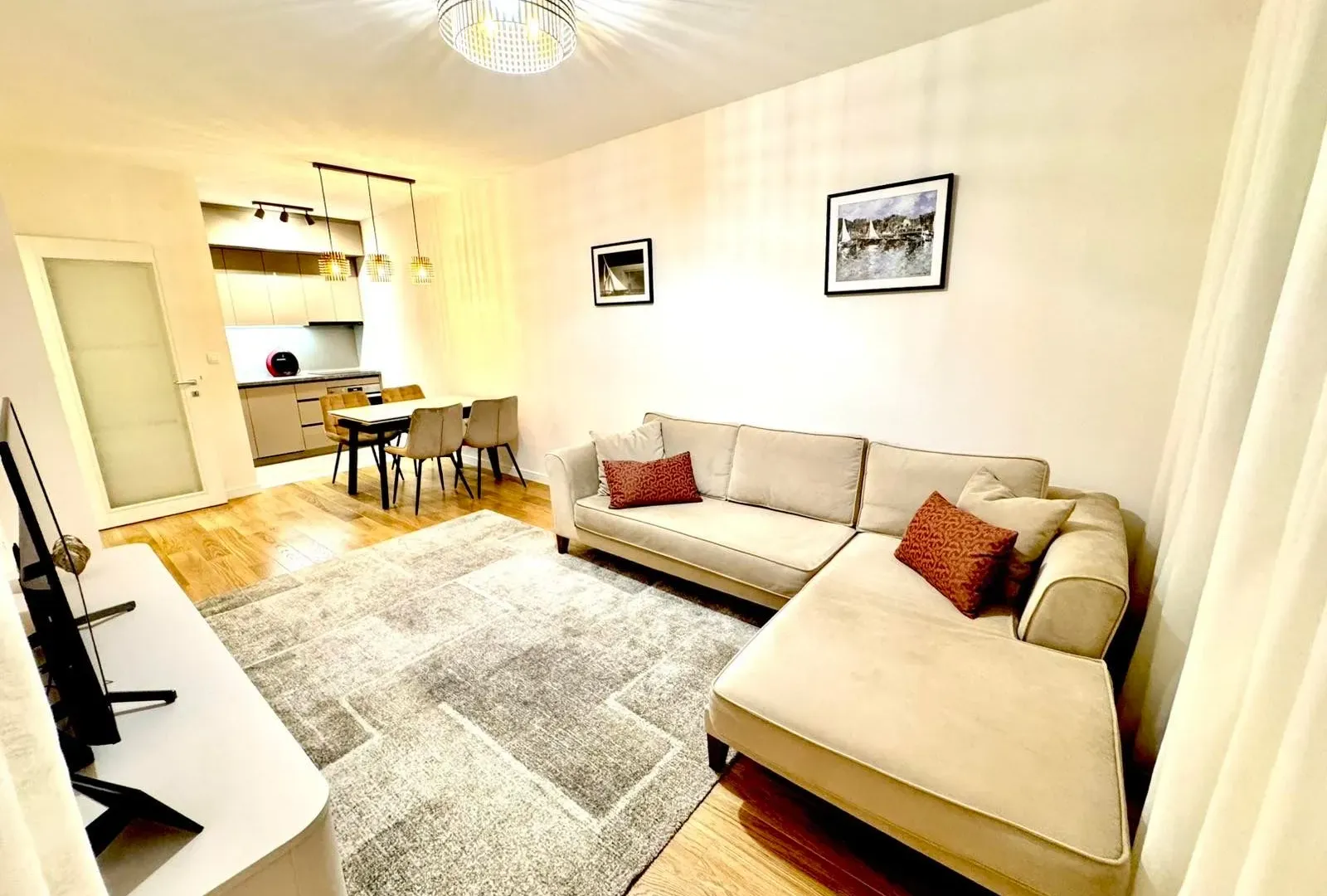 Izdavanje, jednosoban stan, 48m², Central Point, Podgorica