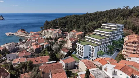 Pogled iz vazduha na novu zgradu i okolno naselje sa pogledom na more. - image 4