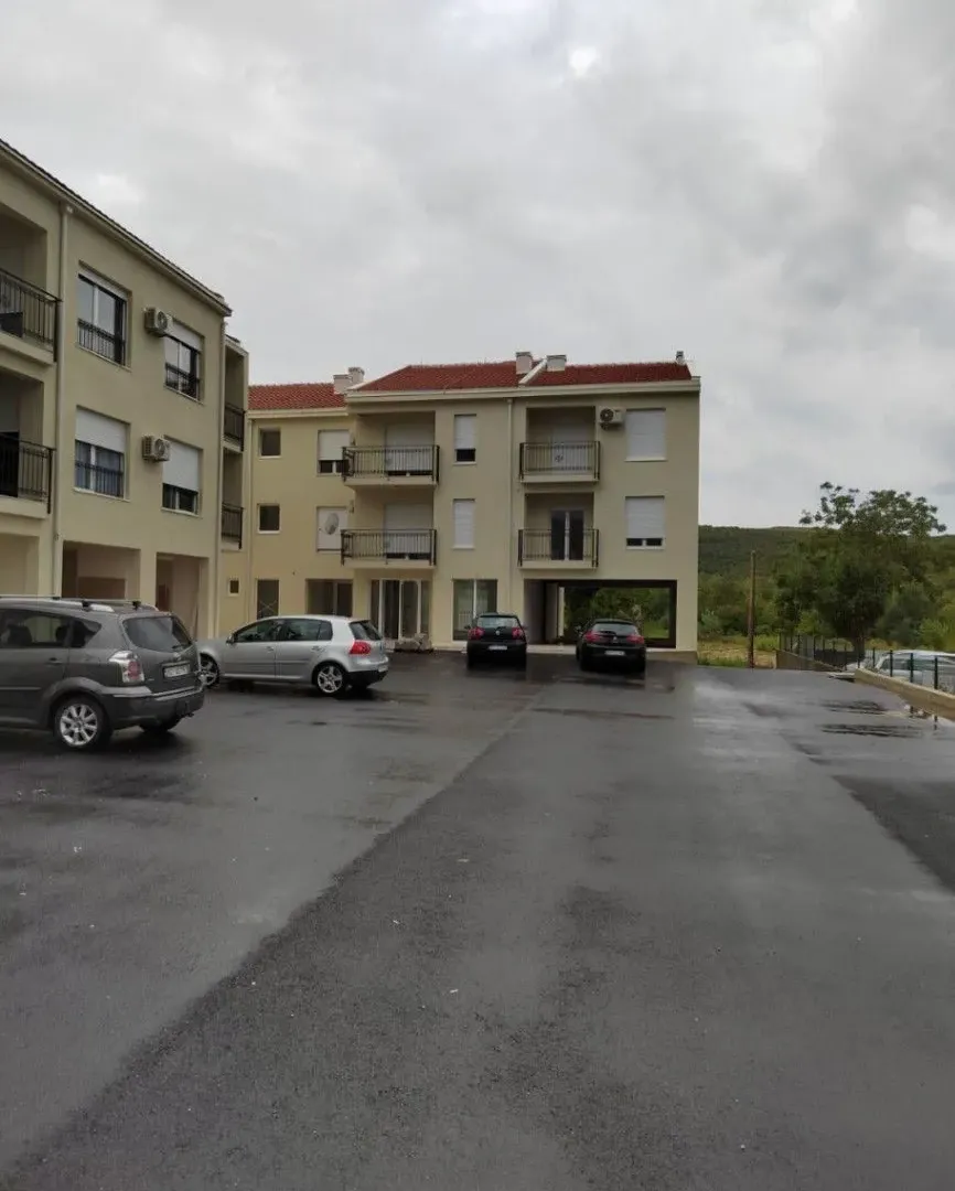 Izdavanje, jednosoban stan, 48m², Radanovići, Kotor