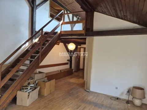 Dnevna soba sa drvenim stepeništem i galerijom. - image 11