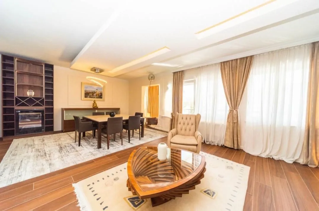 Izdavanje, trosoban stan, 165m², Gorica C, Podgorica