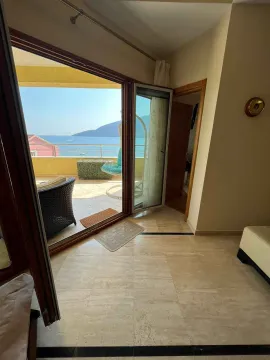 Pogled iz dnevnog boravka prema terasi i moru. - image 6