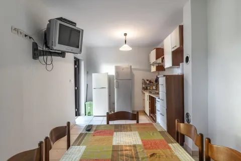 Manja kuhinja sa trpezarijskim stolom i dva frižidera. - image 5