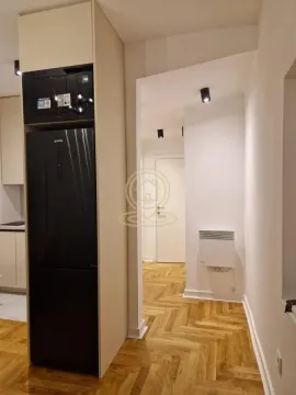 Deo kuhinje sa ugradnim frižiderom i mikrotalasnom pećnicom. - image 5