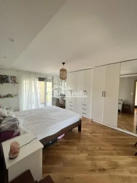 Spavaća soba sa bračnim krevetom, velikim garderoberom i izlazom na terasu. - image 18