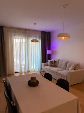 Dnevna soba sa trpezarijom, garniturom i velikim prozorom. - image 6
