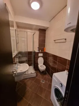 Manje kupatilo sa tuš kabinom, umivaonikom i veš mašinom. - image 7