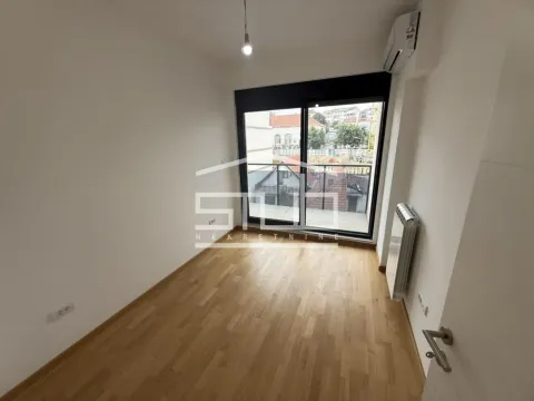 Prazna soba sa parketom i izlazom na balkon. - image 8