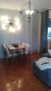 Dnevna soba sa trpezarijskim stolom i modernim osvjetljenjem. - image 13