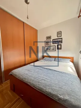 Namještena spavaća soba sa bračnim krevetom i ugradnim plakarom. - image 6