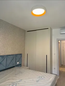 Spavaća soba sa bračnim krevetom, plakarom i modernom rasvjetom. - image 4