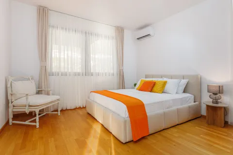 Svjetla spavaća soba sa bračnim krevetom, foteljom i prozorom sa zavjesama. - image 17