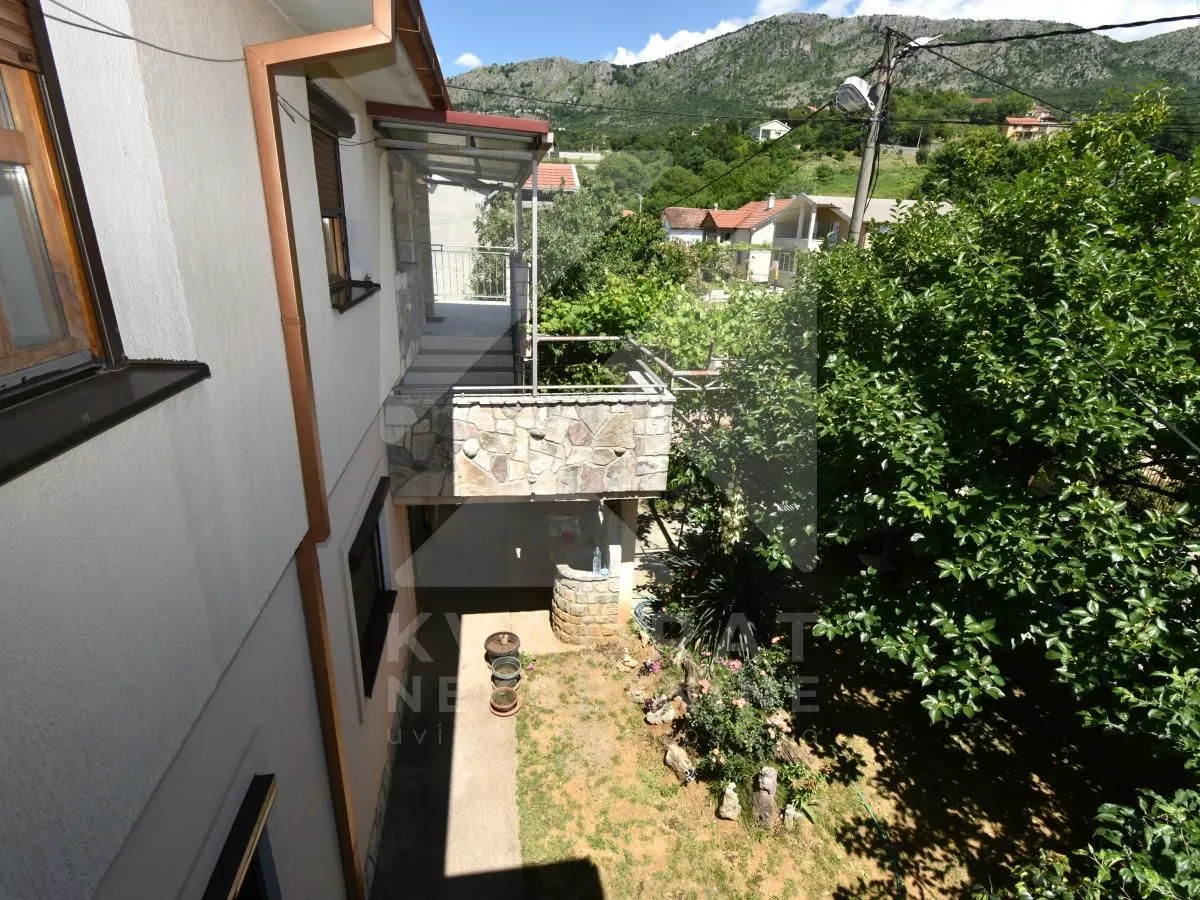 Prodaja, kuća, 302m², Zlatica, Podgorica