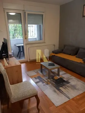 Dnevna soba sa garniturom, stočićem i izlazom na terasu. - image 2