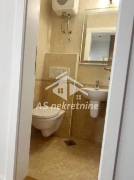 Pogled na kupatilo sa wc šoljom, umivaonikom i ogledalom. - image 19