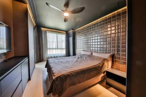 Moderna spavaća soba sa bračnim krevetom, dekorativnim zidom i plafonskim ventilatorom. - image 8