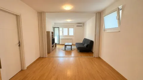 Dnevna soba sa garniturom i izlazom na terasu, povezana sa predsobljem. - image 2