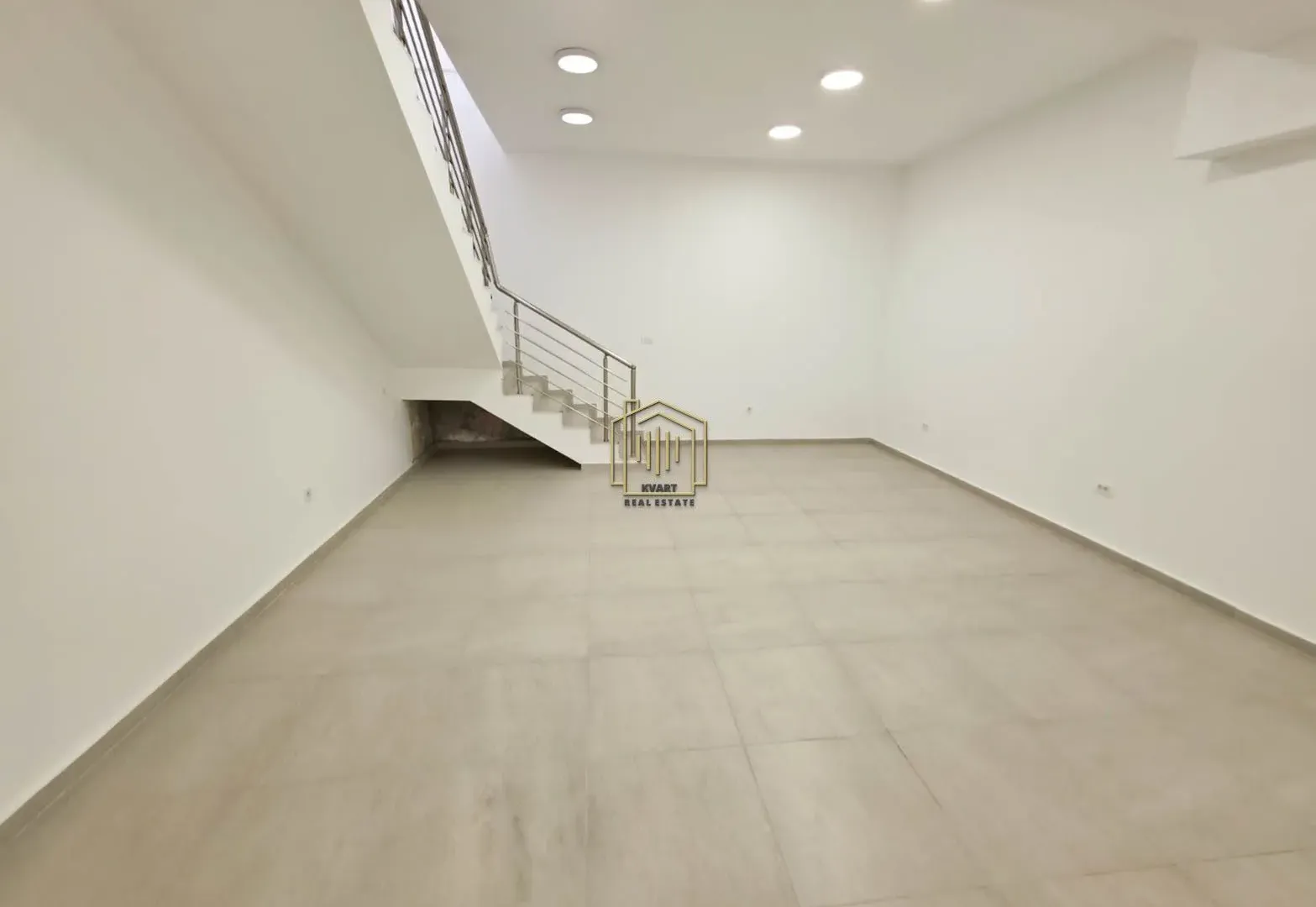 Izdavanje, poslovni prostor, 115m², Blok 6, Podgorica