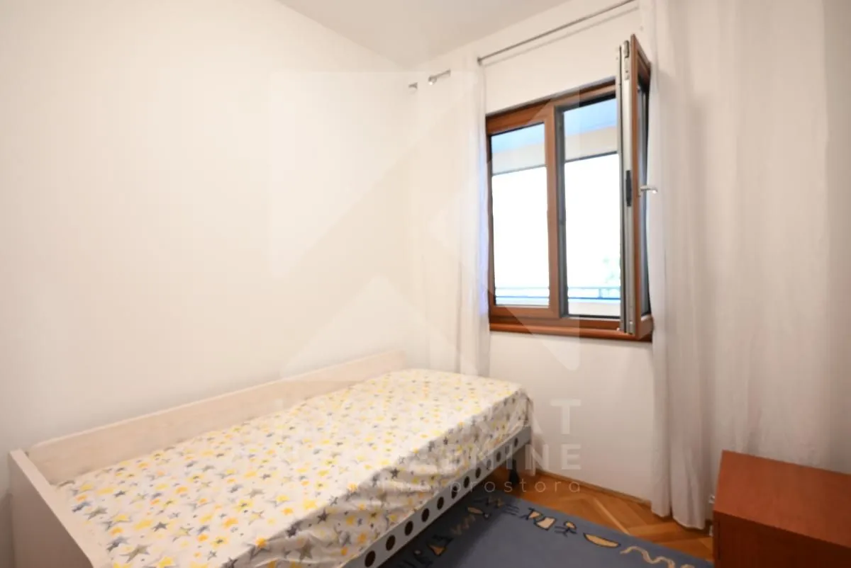 Smaller bedroom with a bed and a window.
