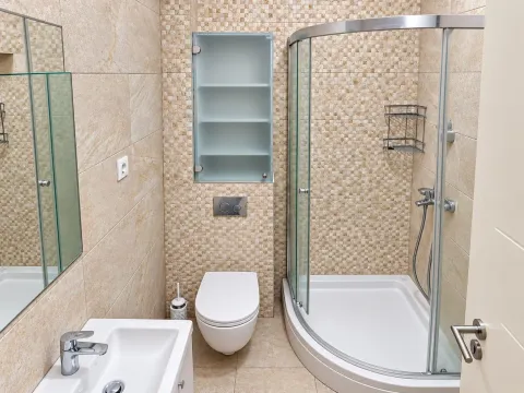 Moderne kupatilo sa tuš kabinom, umivaonikom i ugradnom šoljom. - image 6