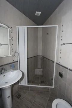 Jednostavno kupatilo sa tuš kabinom i lavaboom. - image 30