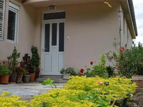 Rent, house, 68m², Škaljari, Kotor - image 2