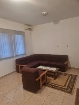 Dnevna soba sa ugaonom garniturom, foteljom i stočićem. - image 13