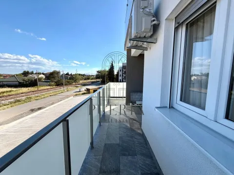 Pogled sa popločane terase na okolno naselje i prugu. - image 9