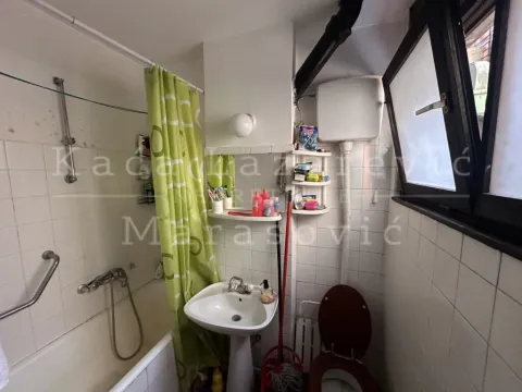 Manje kupatilo sa kadom, umivaonikom, wc šoljom i prozorom. - image 12