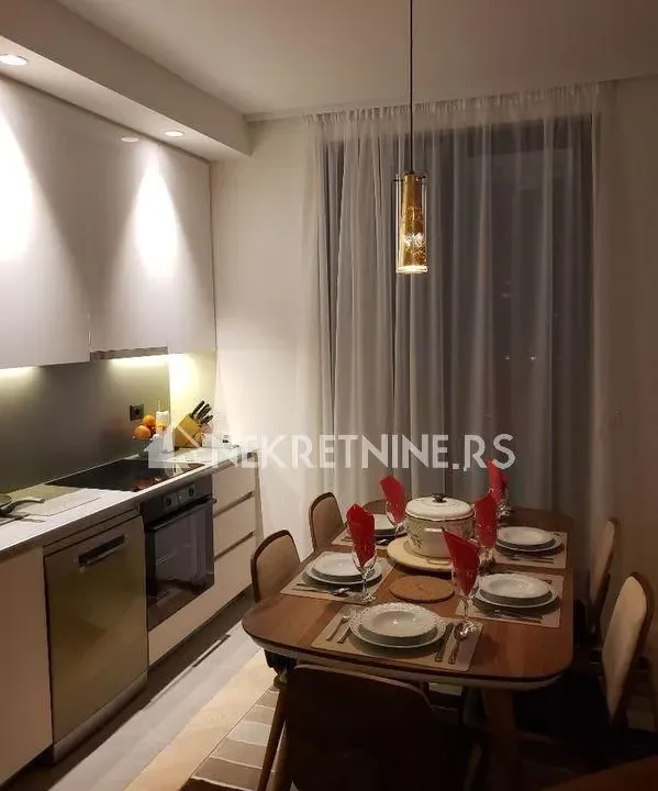 Izdavanje, trosoban stan, 85m², Savski Venac, Beograd