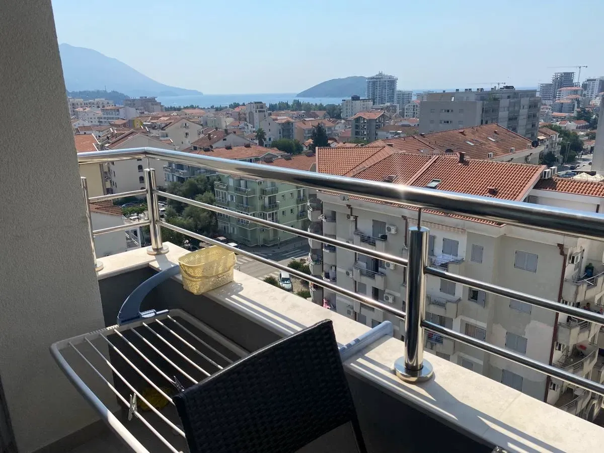 Terasa sa metalnom ogradom i pogledom na grad i more.