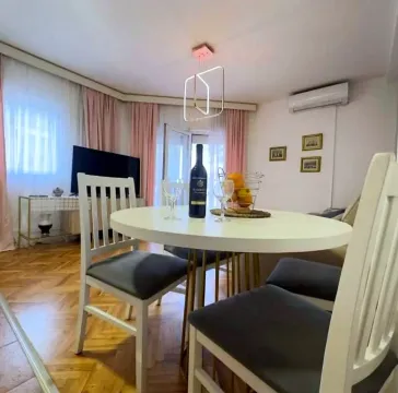 Dnevna soba sa trpezarijskim stolom i stolicama. - image 2