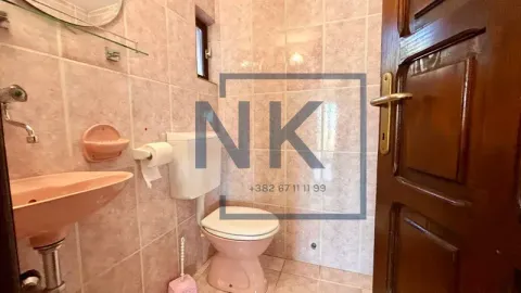 Manje kupatilo obloženo keramičkim pločicama sa wc šoljom i umivaonikom. - image 14