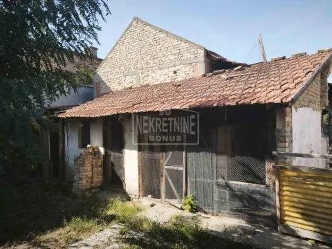Pogled na dvorište i starije pomoćne objekte sa krovom od crepa. - image 10