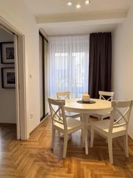 Trpezarija sa okruglim stolom i stolicama. - image 9