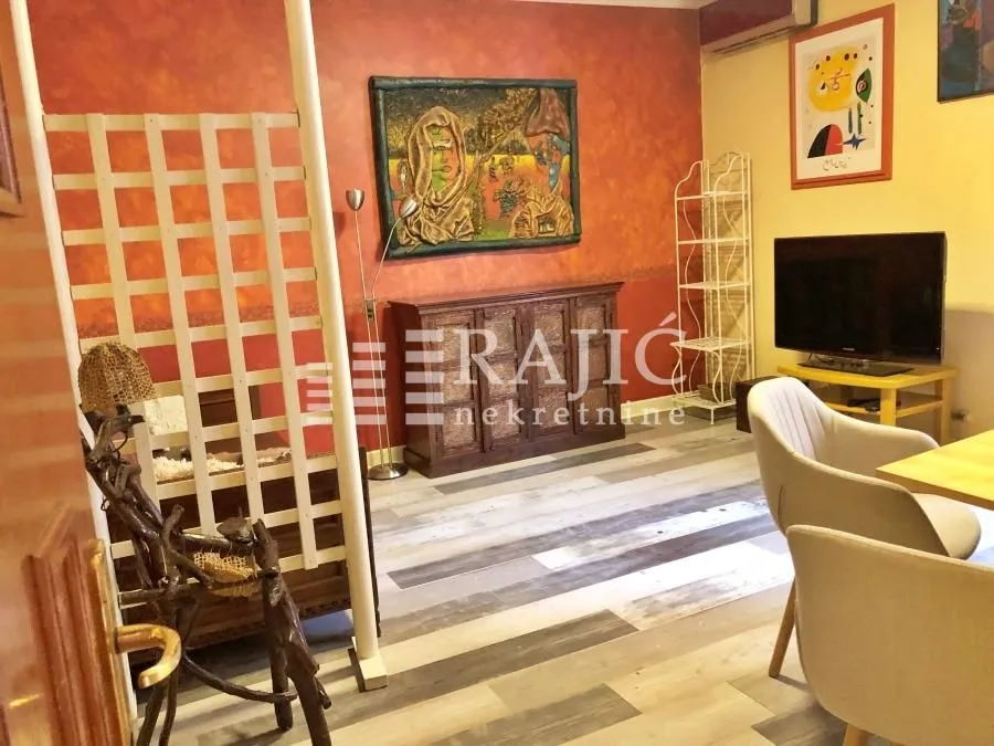 Prodaja, trosoban stan, 52m², Zemun Kej, Zemun Sve Podlokacije