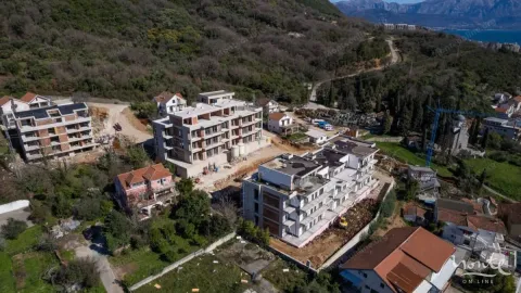 Pogled iz vazduha na stambene zgrade u izgradnji okružene zelenilom. - image 2
