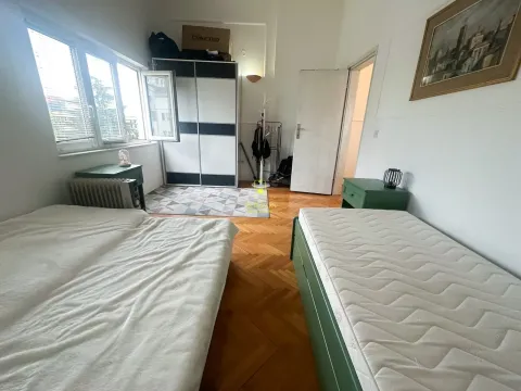 Namještena spavaća soba sa dva kreveta i plakarom. - image 5