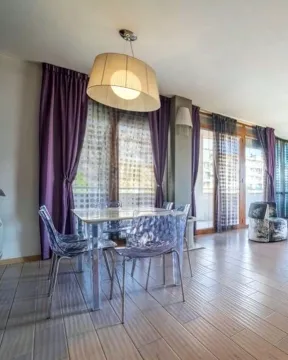 Dnevni boravak sa trpezarijom, ljubičastim zavesama i prozirnim stolicama. - image 3