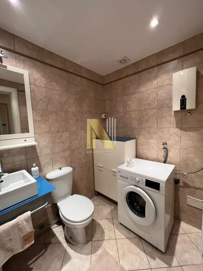 Izdavanje, četvorosoban stan, 148m², Stari grad, Novi Sad