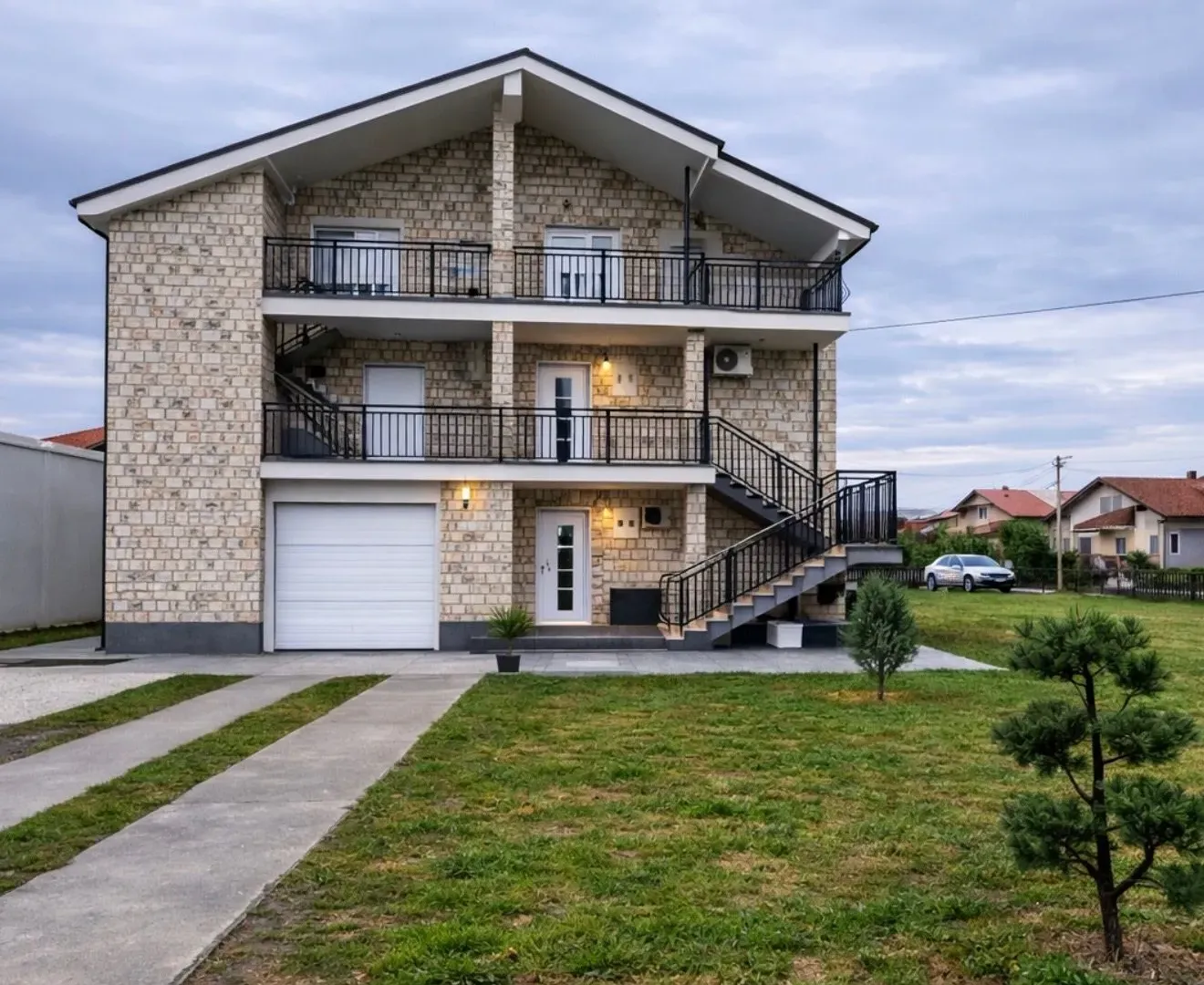 Rent, house, 360m², Zagorič, Podgorica