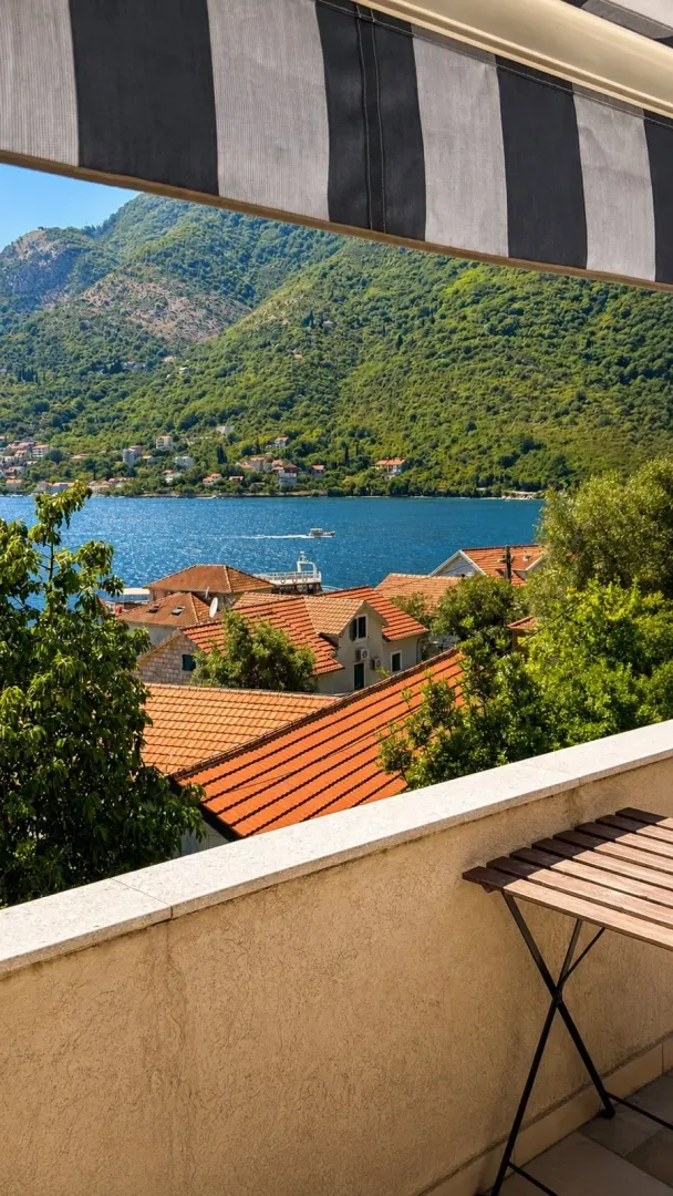 Pogled sa terase na zaliv i planine.