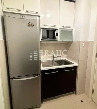Manja kuhinja sa frižiderom, sudoperom i ugradnim elementima. - image 6