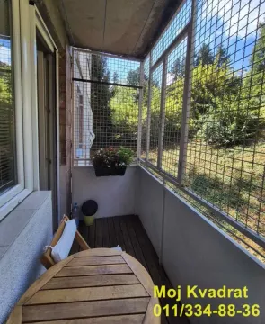 Zastakljeni balkon sa drvenim podom i pogledom na zelenilo. - image 14