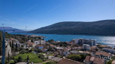 Pogled iz vazduha na zaliv, naselje i okolne planine. - image 7