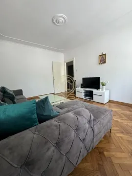 Dnevna soba sa garniturom i televizorom. - image 4