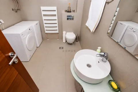 Kupatilo opremljeno umivaonikom, WC šoljom, mašinom za veš i sušačem za peškire. - image 11
