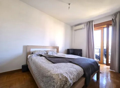Spavaća soba sa bračnim krevetom i izlazom na terasu. - image 6