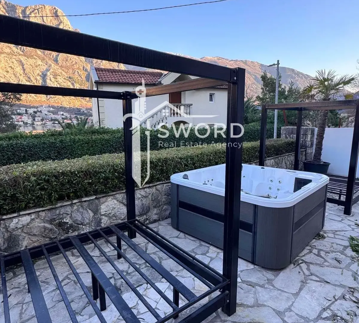 Prodaja, trosoban stan, 110m², Prčanj, Kotor