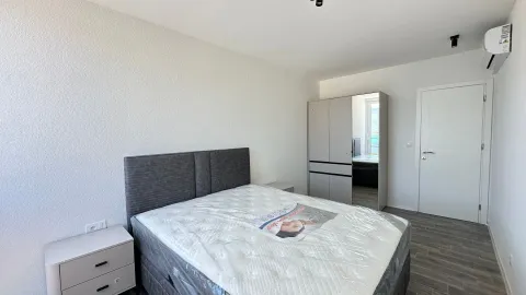 Svjetla spavaća soba sa bračnim krevetom, garderoberom i klima uređajem. - image 2